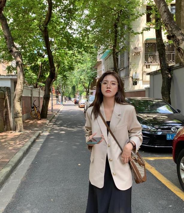 AG九游会想要提升气质穿对衣服很重要跟着时尚博主学习秋装新穿法(图9)