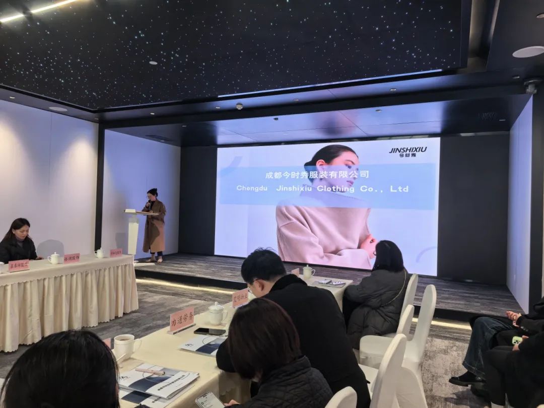 AG九游会“立园满园”精准对接！6家“彭州造”工装生产企业亮相成都市工装供需对接(图4)